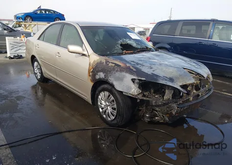 2004 Toyota Camry Le z USA, uszkodzony, nr VIN 4T1BE32K34U834011